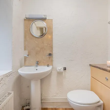 Tatil Evi 2, Old Mews