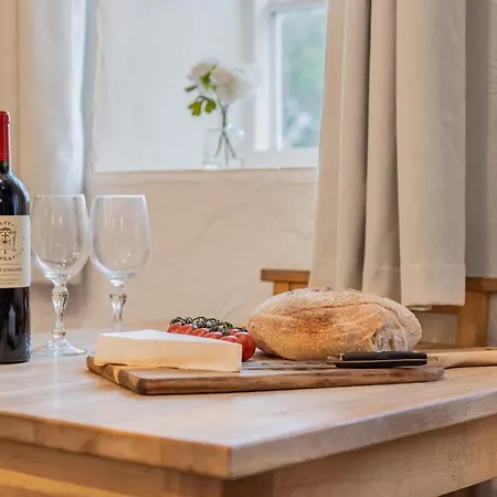 Tatil Evi 2, Old Mews